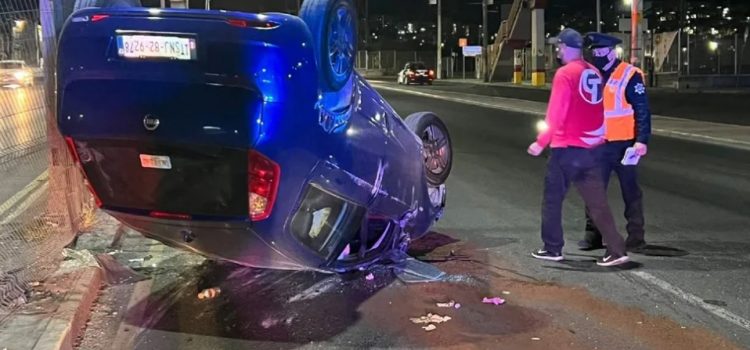 Conductor se queda dormido y choca contra muro en Monterrey