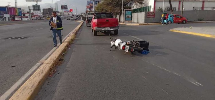 Choca motociclista y resulta lesionado en Monterrey