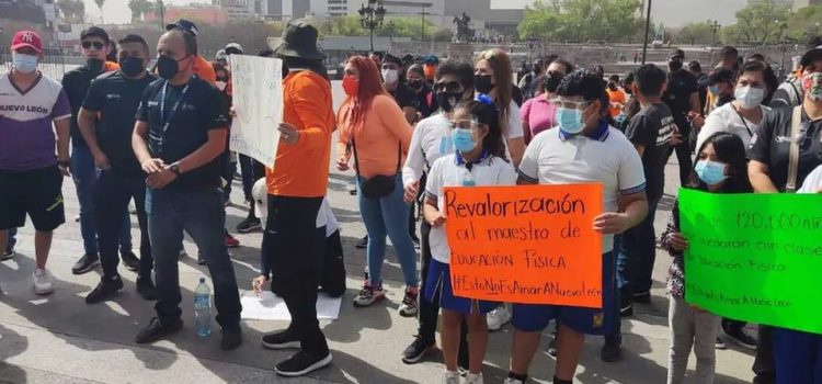 Maestros de deportes protestan por despidos en Monterrey