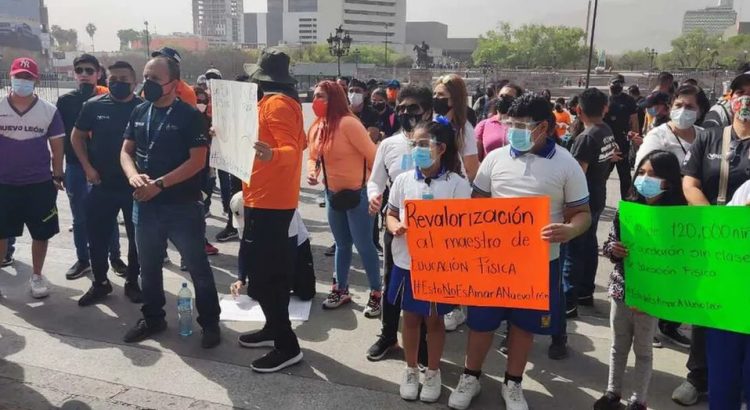 Maestros de deportes protestan por despidos en Monterrey