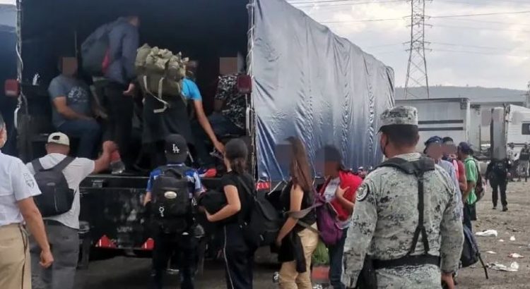 Autoridades interceptan 330 migrantes y detienen a traficantes de personas