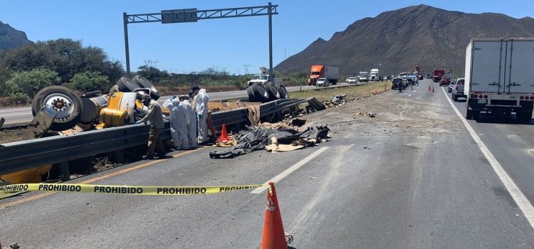 Muere chófer de tráiler tras volcar en carretera Monterrey-Saltillo