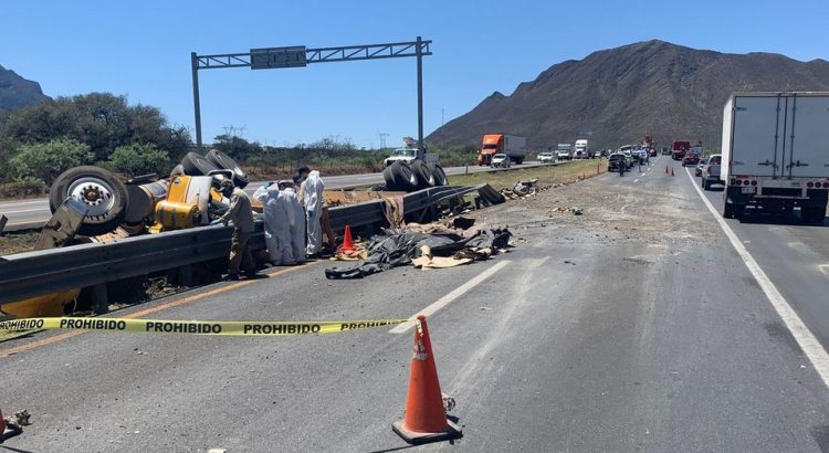 Muere chófer de tráiler tras volcar en carretera Monterrey-Saltillo