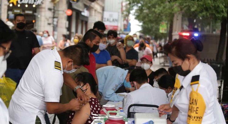 Instalan módulo de vacunación en Plaza Comercial Morelos; Monterrey