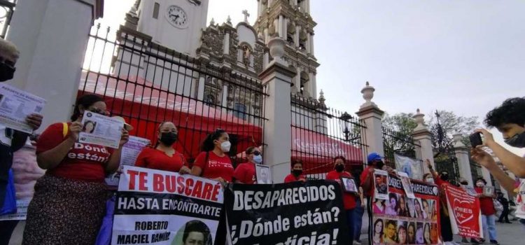 Recorren 7 templos familiares de desaparecidos en Monterrey