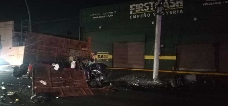Se durmió al volante y se impacta contra poste de concreto en Monterrey