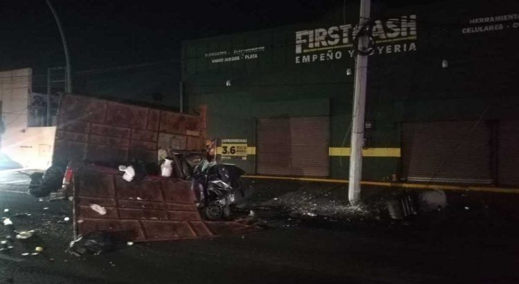 Se durmió al volante y se impacta contra poste de concreto en Monterrey