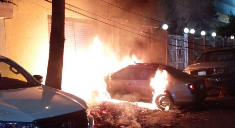 Incendio consume 2 autos tras corto circuito en Monterrey