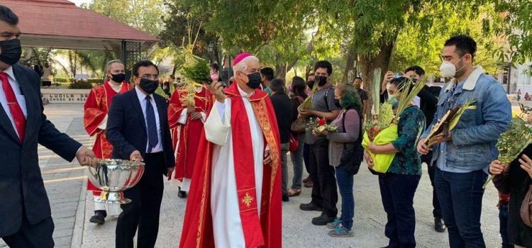 Arzobispo de Monterrey encabezó celebración de Domingo de Ramos en la Catedral