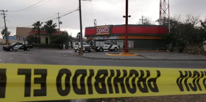 Investigan muerte de un hombre afuera de tienda de conveniencia en el Centro de Monterrey