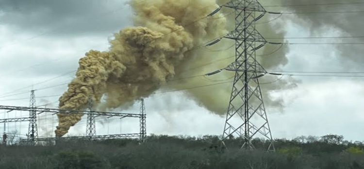 Sale humo de refinería de Pemex en Cadereyta, Nuevo León