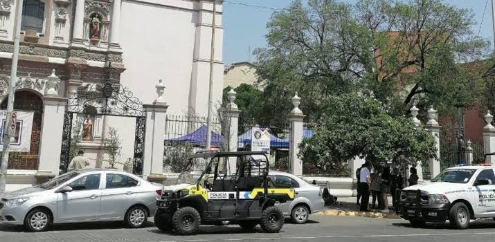 Hombre muere al protestar en la Catedral de Monterrey