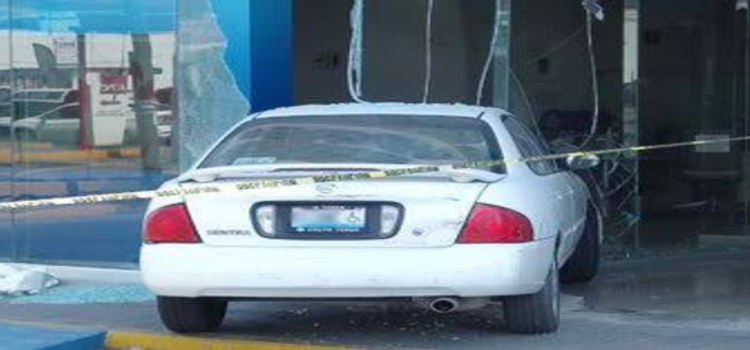 Hombre choca contra banco en Monterrey; iba a cobrar su pensión