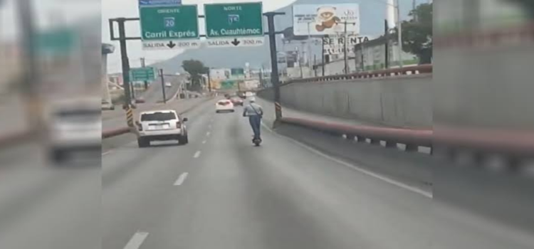 Hombre circula sobre un patín eléctrico en una autopista de Monterrey