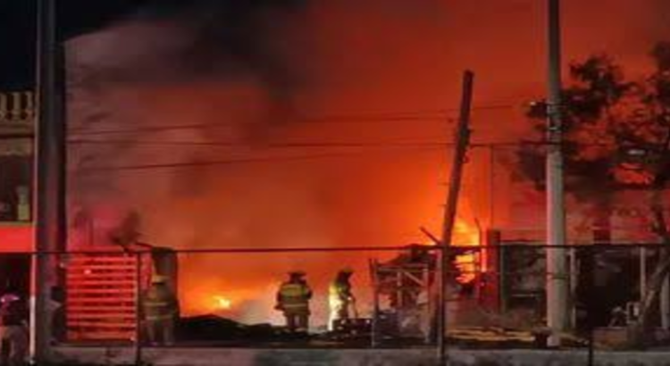 Incendio en almacén de tarimas de madera en Monterrey