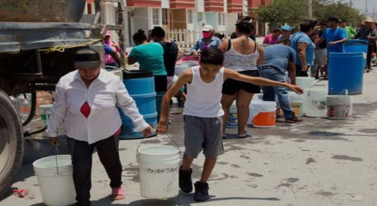 Reparten agua en calles de Monterrey tras el calor