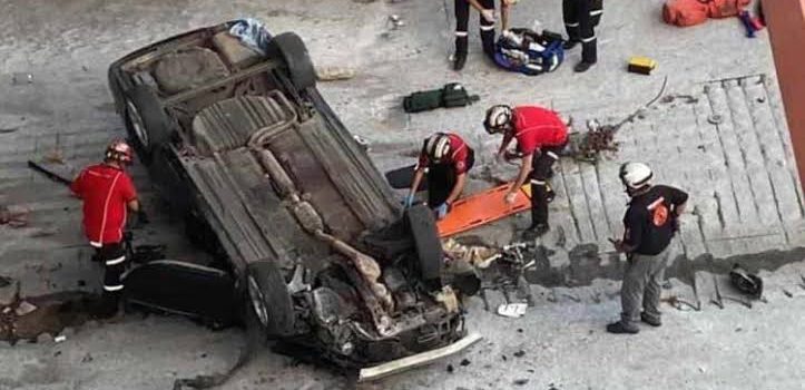 Conductor resulta lesionado tras caer de su auto al arroyo El Obispo en Monterrey