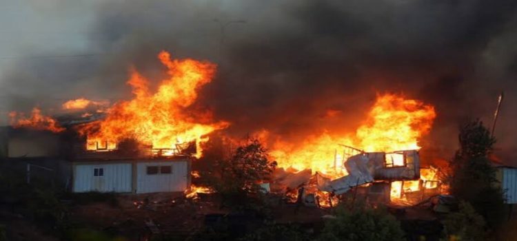Ocho casas fueron consumidas por incendio en Monterrey