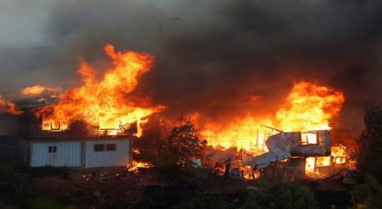 Ocho casas fueron consumidas por incendio en Monterrey