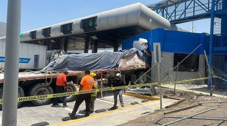 Tráiler se impacta contra caseta en autopista Monterrey-Saltillo