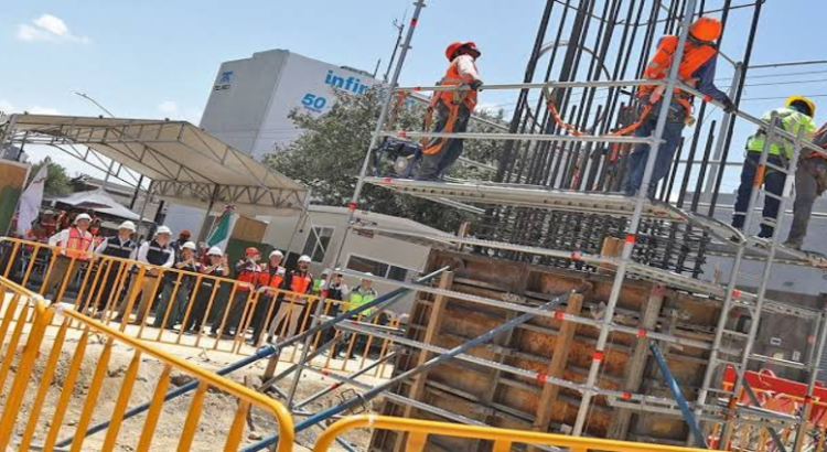 Inicia Samuel García colado de columnas de Línea 6 del Metro