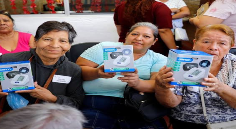 Entrega DIF Monterrey apoyos a adultos mayores