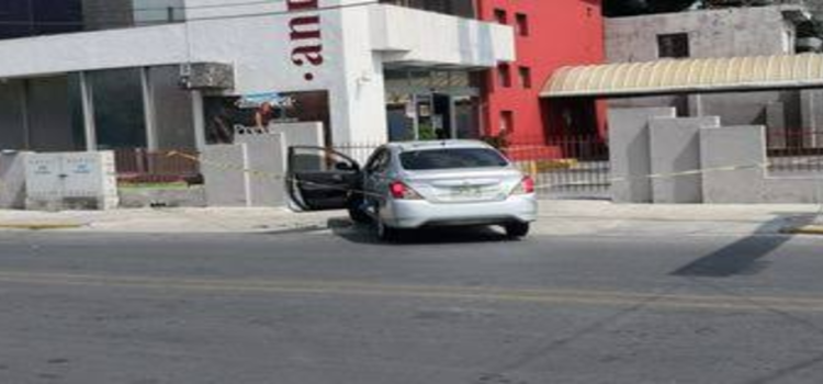 Muere hombre a bordo de su auto cuando se dirigía a un hospital en Monterrey