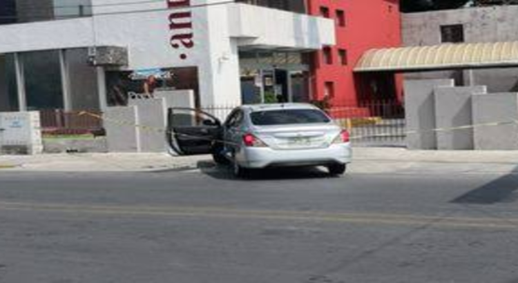 Muere hombre a bordo de su auto cuando se dirigía a un hospital en Monterrey