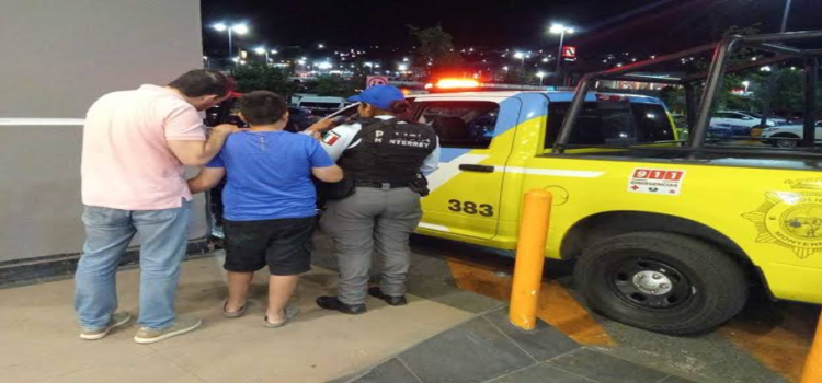 Policía de Monterrey localiza a menor extraviado en un centro comercial