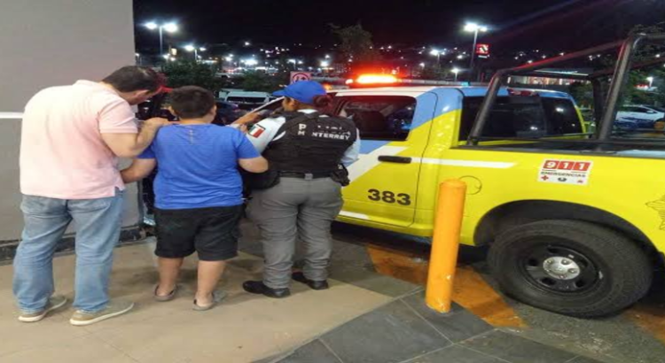 Policía de Monterrey localiza a menor extraviado en un centro comercial
