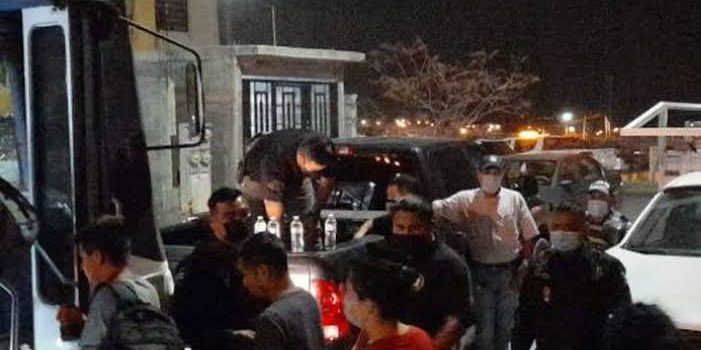 Rescatan a 36 migrantes y capturan a 2 traficantes de personas en Monterrey