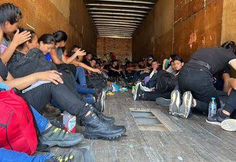 Rescatan a 64 migrantes que viajaban en un tráiler en Nuevo León