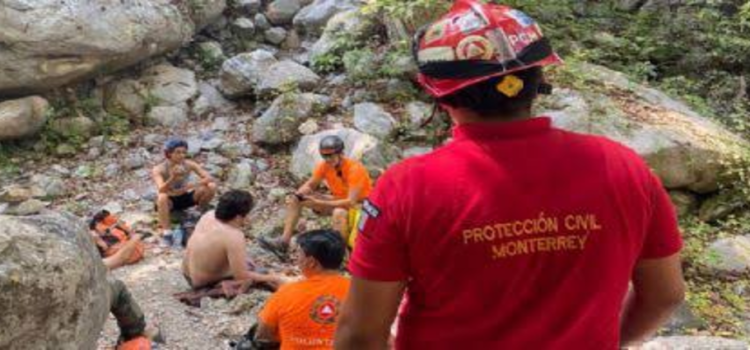 Rescatan a 3 senderistas varados en el cerro de La Estanzuela