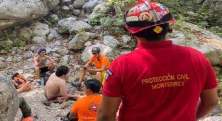 Rescatan a 3 senderistas varados en el cerro de La Estanzuela