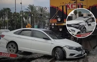 Tren impacta a vehículo que intentó ganarle el paso en Monterrey