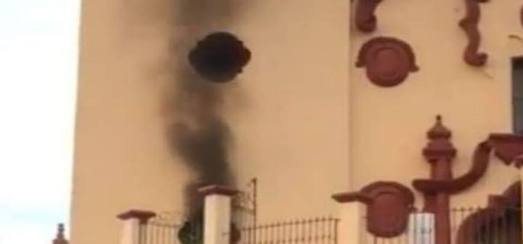 Hombre entra borracho a misa en Nuevo León e incendia la iglesia