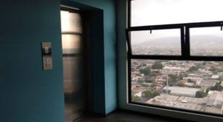 Rescatan a personas atrapadas en un elevador en Monterrey