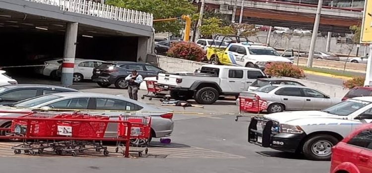Una persona es asesinada en estacionamiento de Soriana en Monterrey, NL