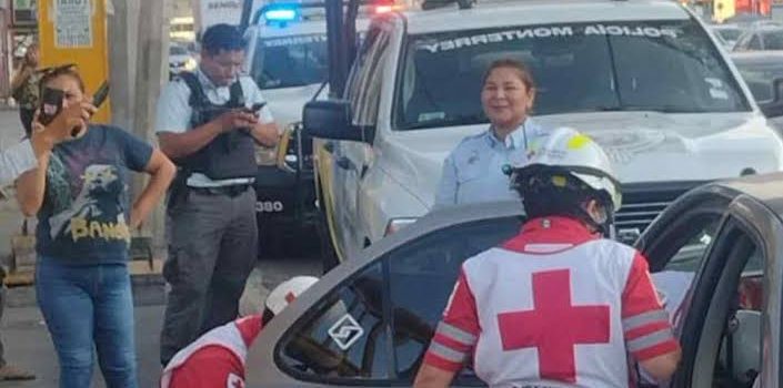 Policía Municipal de Monterrey ayuda a una mujer a dar a luz