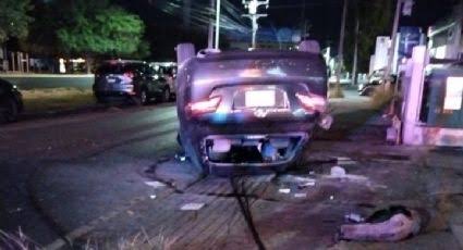 Vuelca automóvil en Monterrey; conductor y copiloto se dan a la fuga