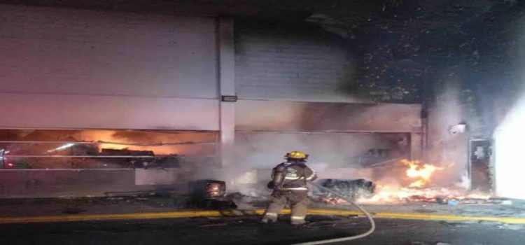 Se incendia supermercado en centro de Monterrey