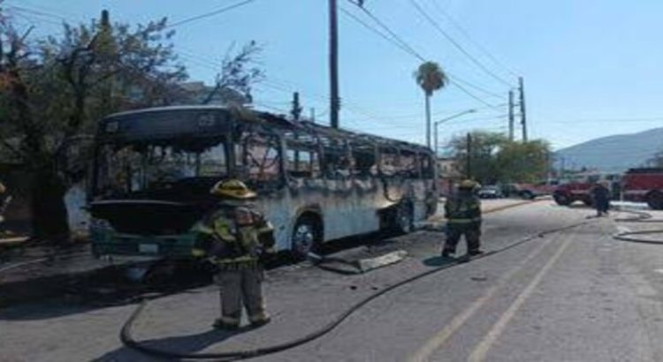 Se incendia camión de ruta en Monterrey