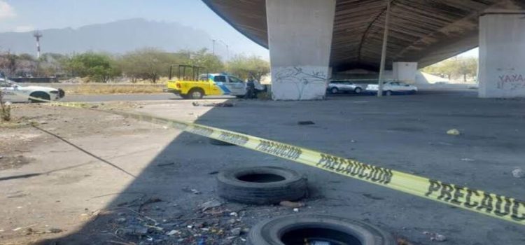 Localizan muerto a hombre bajo puente en Monterrey