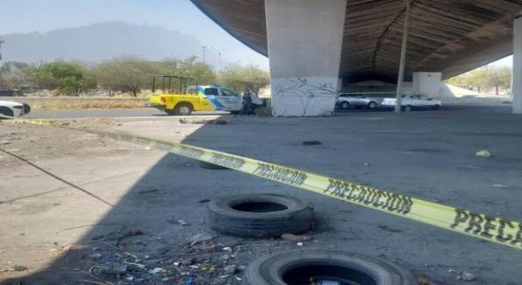 Localizan muerto a hombre bajo puente en Monterrey