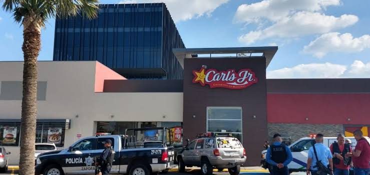 Balean a hombre afuera de un Carl’s Jr. y otro más sale lesionado