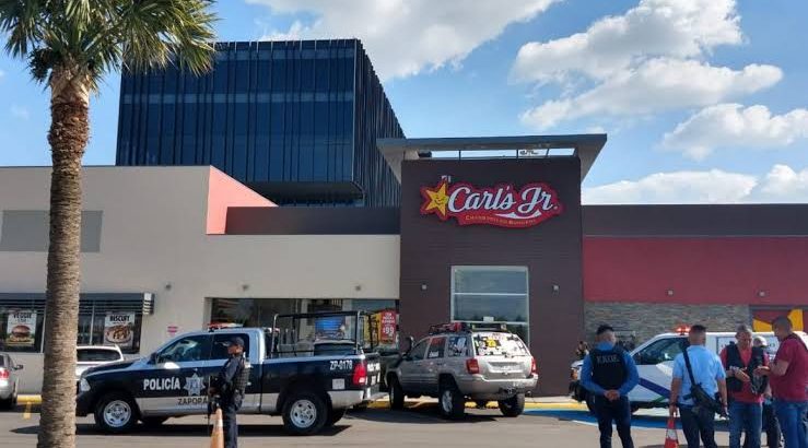 Balean a hombre afuera de un Carl’s Jr. y otro más sale lesionado