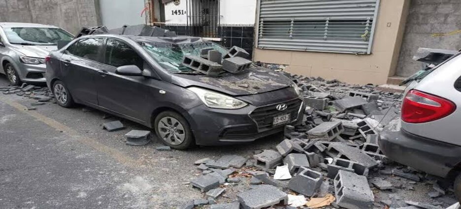 Fuerte viento derrumba muro y provoca daños en Monterrey