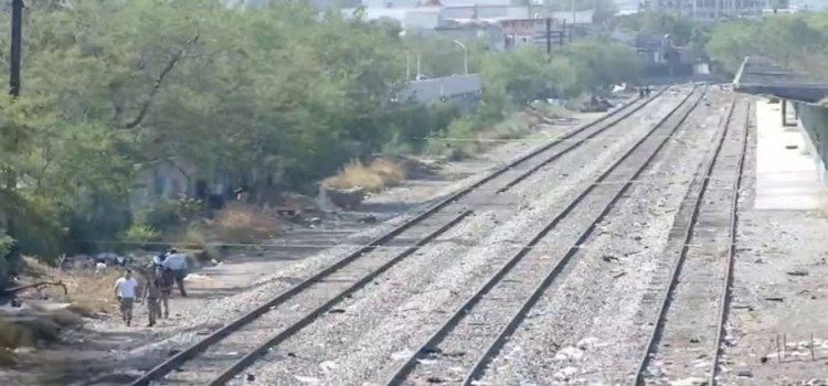 Localizan pareja asesinada en vías del tren en Monterrey