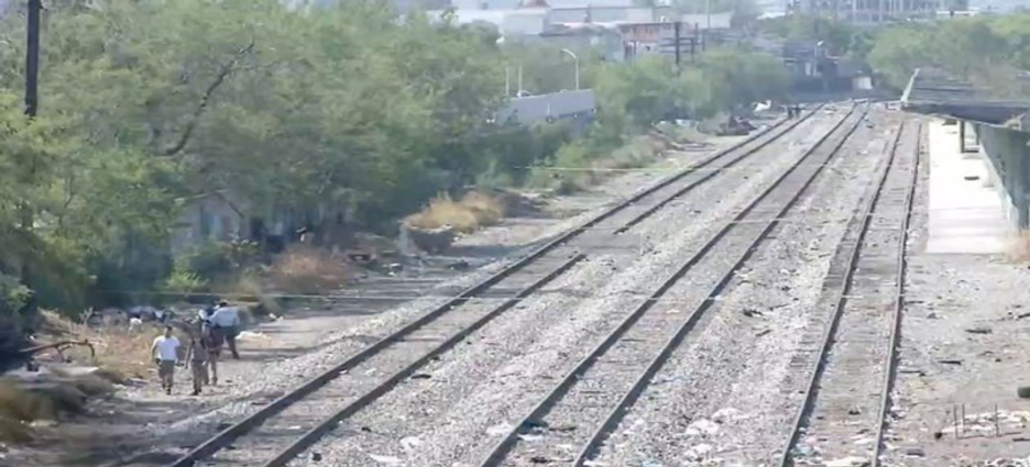 Localizan pareja asesinada en vías del tren en Monterrey