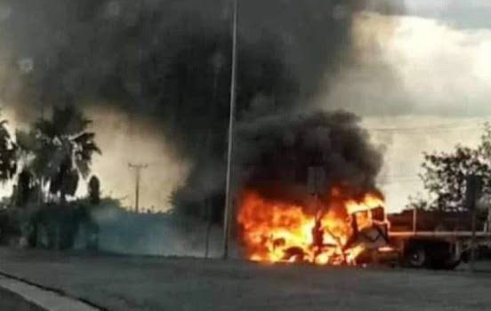 Reportan bloqueos y quema de vehículos en Carretera Nacional en NL